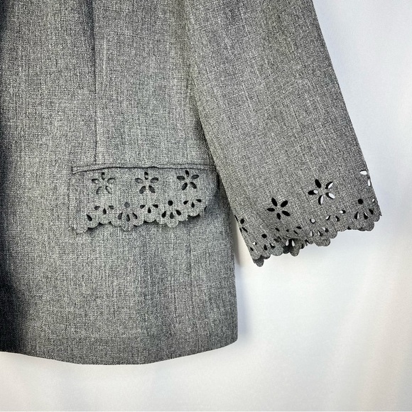 Alfred Dunner Petite Light Gray Laser Cut Floral Button Front Suit Blazer 6P - Picture 4 of 5